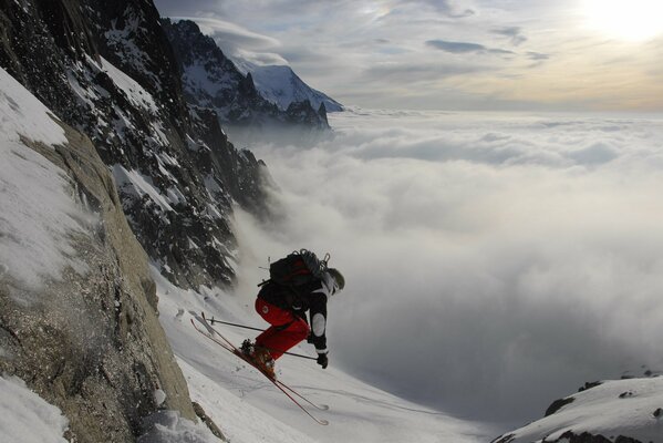 Lo sciatore esegue acrobazie dalla montagna