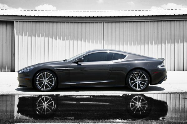 Profil de la voiture aston martin grise