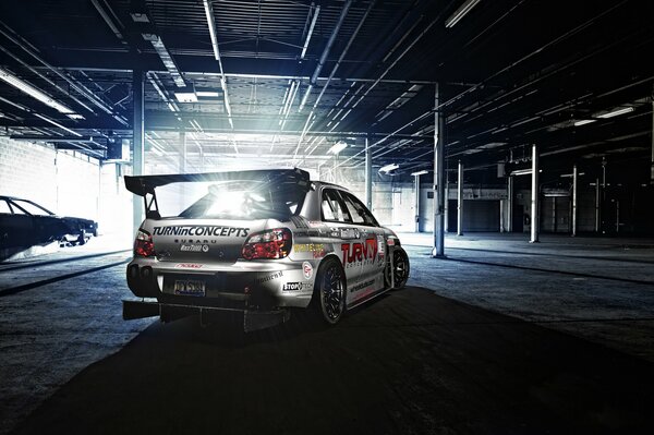 Un Subaru deportivo tuneado en el hangar