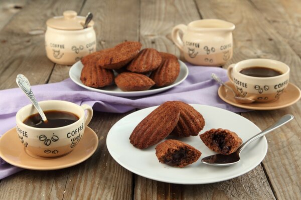 Leckeres Gebäck mit duftendem Kaffee