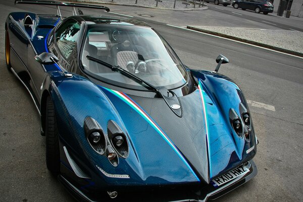 Fajny granatowy Pagani Zonda sportcar