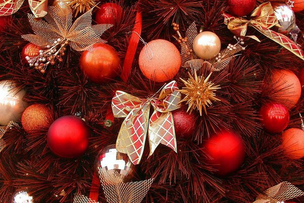 Árbol de Navidad en decoraciones escarlatas