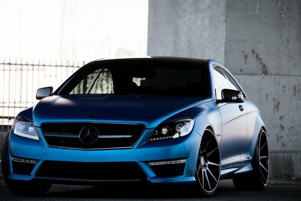 Mercedes-benz bleu tuning dans le parking