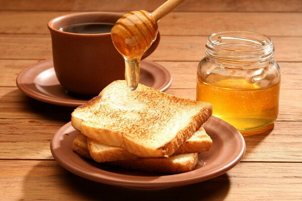 Köstlicher Toast mit Honig und Tee