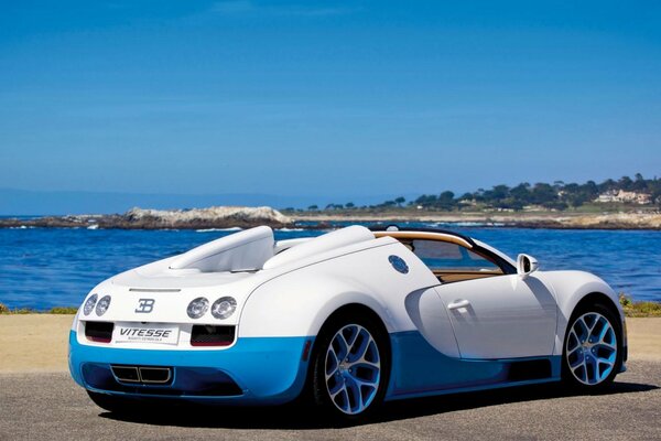 Красавец bugatti veyron. Спорт кар на фоне моря