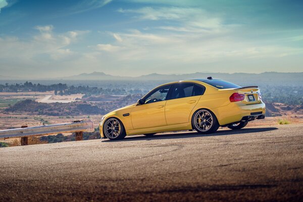 Voiture jaune bmw m3 sur la route