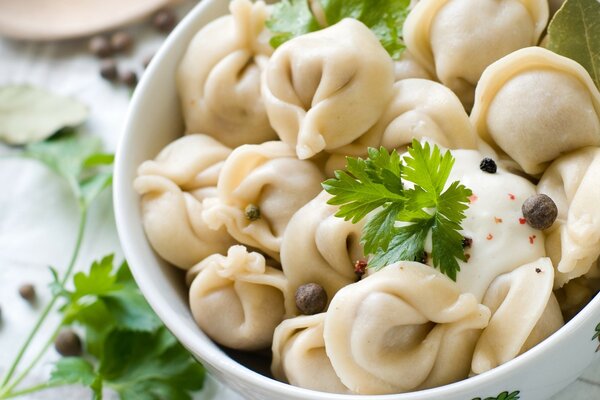 Gnocchi con erbe e peperoni in un piatto