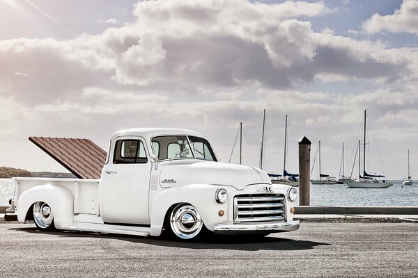 Blanc sous-estimé voiture pick-up