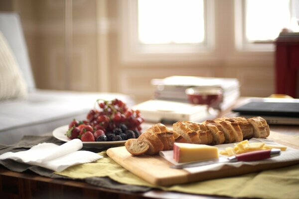 Foto di una bella colazione con bacche e baguette