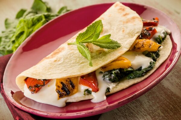 Pane pita con verdure al forno grigliate