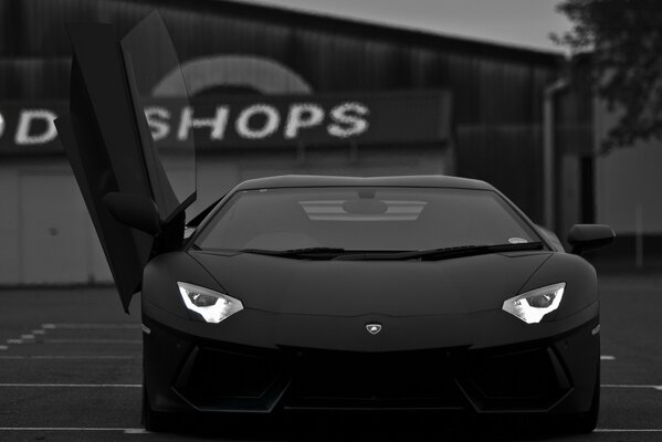 Lamborghini noir avec porte ouverte brille phares