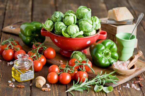 Papel pintado verduras frescas en la mesa de madera