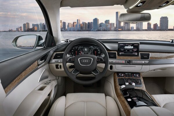 Widok na duże miasto z salonu Audi