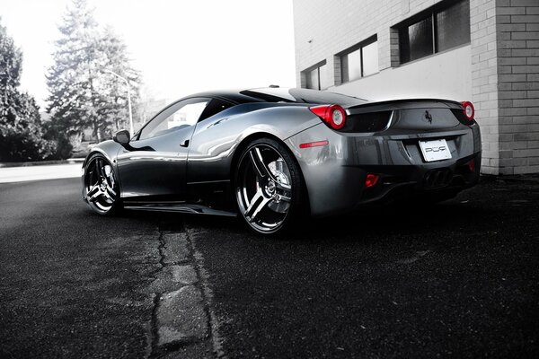 Ferrari plateado en el centro de la ciudad