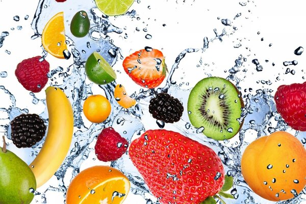 Frutas en salpicaduras de agua sobre un fondo blanco