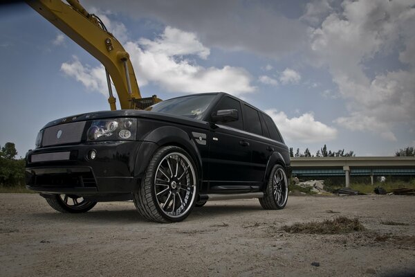 Przyciemniany Range rover na tle nieba