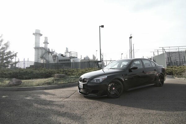 BMW negro en el fondo de la antigua fábrica