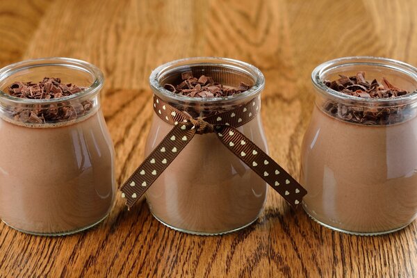 Postre de chocolate en un frasco con una pizca