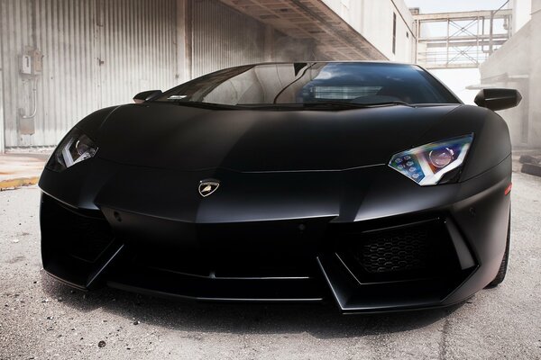 Lamborghini aventador lp700-4 negro en la zona industrial