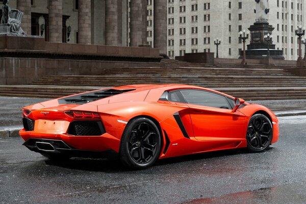 Orange sportcar Lamborghini lp700-4 Aventador arrière