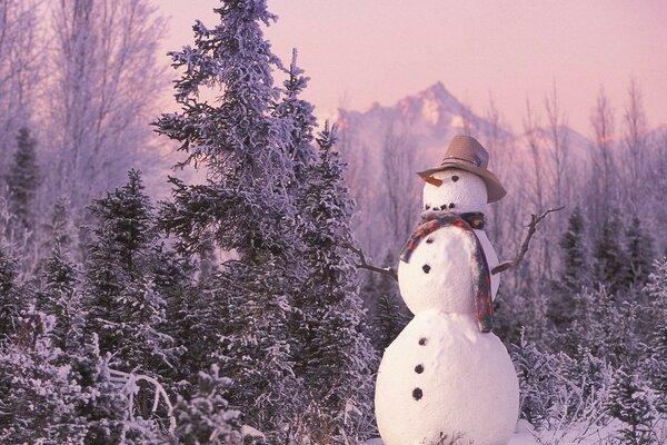 Pupazzo di neve nella foresta. Foresta invernale