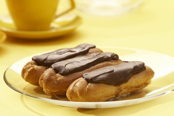 Nachtisch zum Tee. Gebrühter Kuchen mit Schokolade