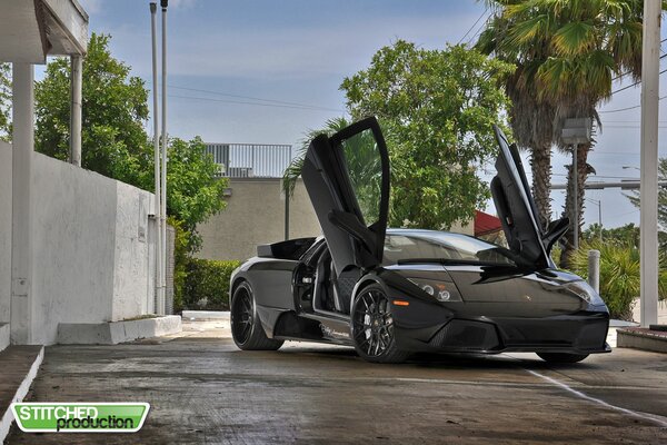 Hermoso fondo de pantalla con Lamborghini en la calle