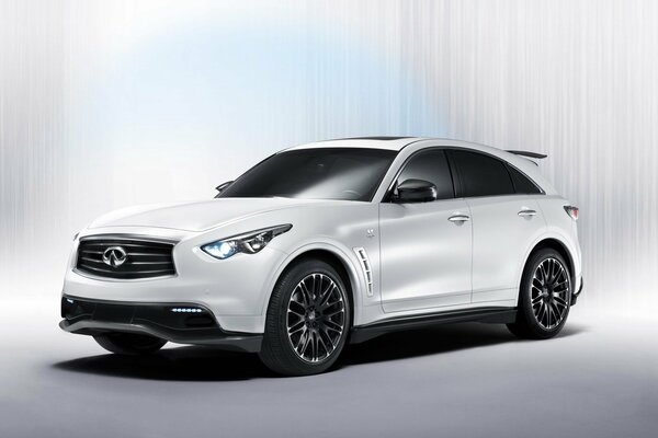 Infiniti blanco con estilo Tuning