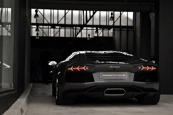 Lamborghini nero, vista posteriore del pneumatico nero