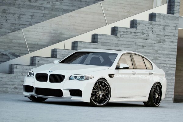 Blanc BMW avec roues noires près de l escalier pittoresque