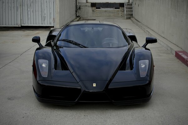 Ferrari nera in un ambiente urbano