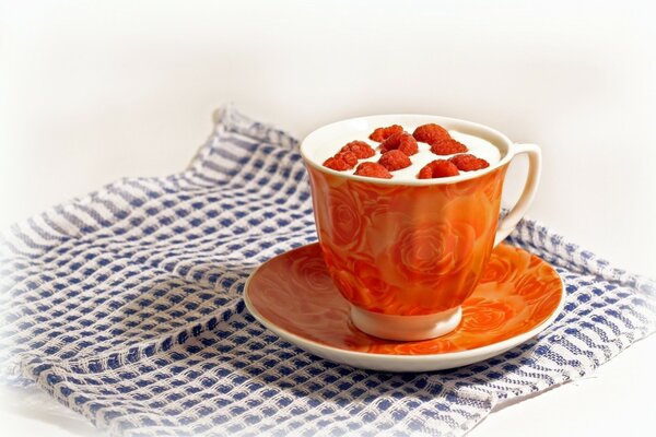 Thé aux framboises dans une tasse orange