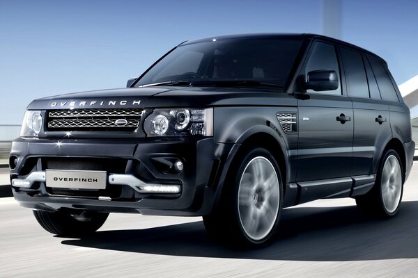 A Range Rover is racing down the road