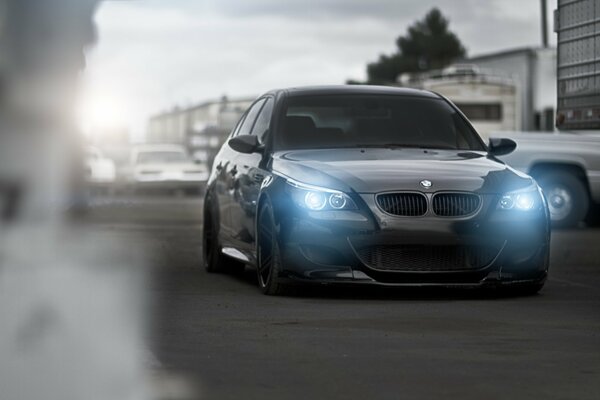 Luce dei fari dell automobile nera di BMW