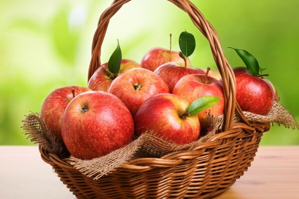 Manzanas rojas en una cesta de mimbre