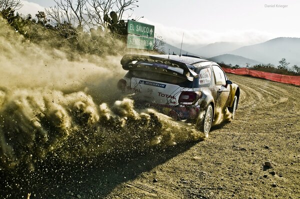 El coche de carreras deja huella