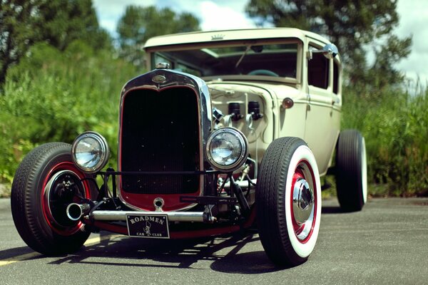 Ford oldcar clásico en el estacionamiento