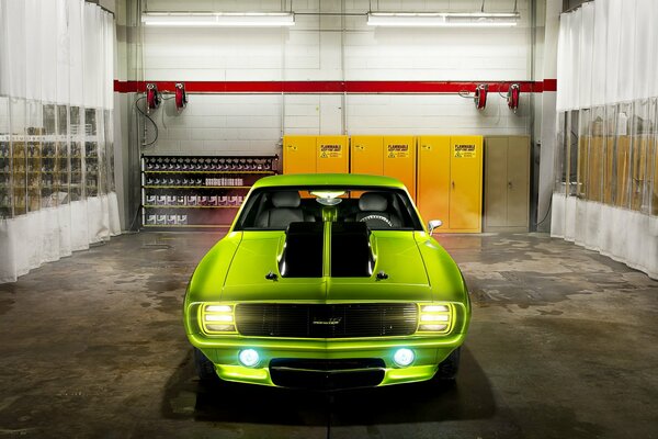 Bella arte con Chevrolet Camaro in garage