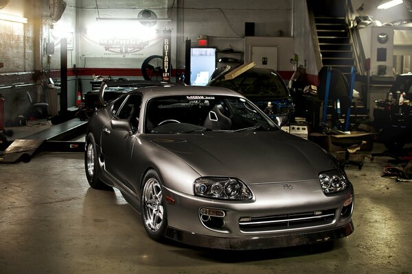 Toyota sportive debout dans le garage