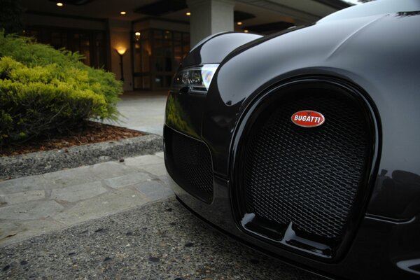 Bugatti exótico de color negro en la calle