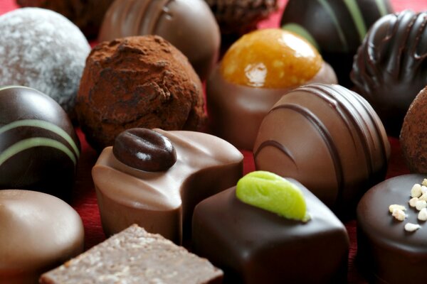 Dessert - Süßigkeiten in verschiedenen Formen aus verschiedenen Schokoladensorten