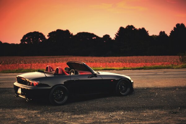 Auto honda s2000 sullo sfondo del tramonto