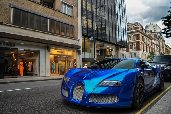 Bugatti azul en la carretera en la ciudad