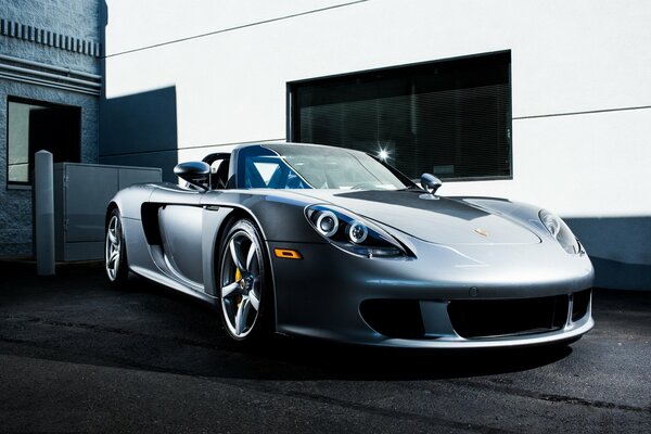 Porsche Carrera gt Sportwagen in Grautönen