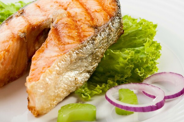 Filete de pescado al horno en una hoja de col rizada