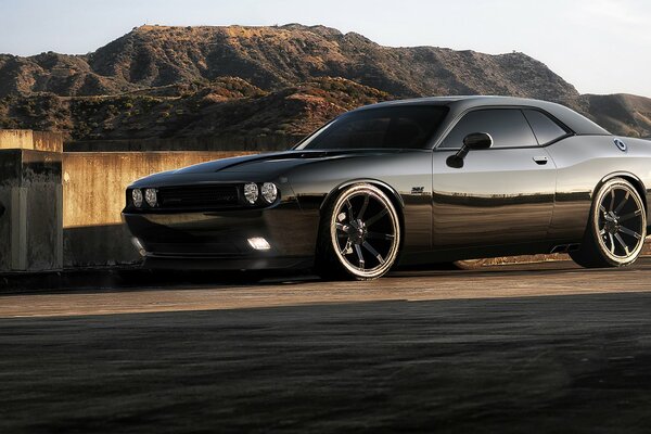 Challenger negro en la carretera