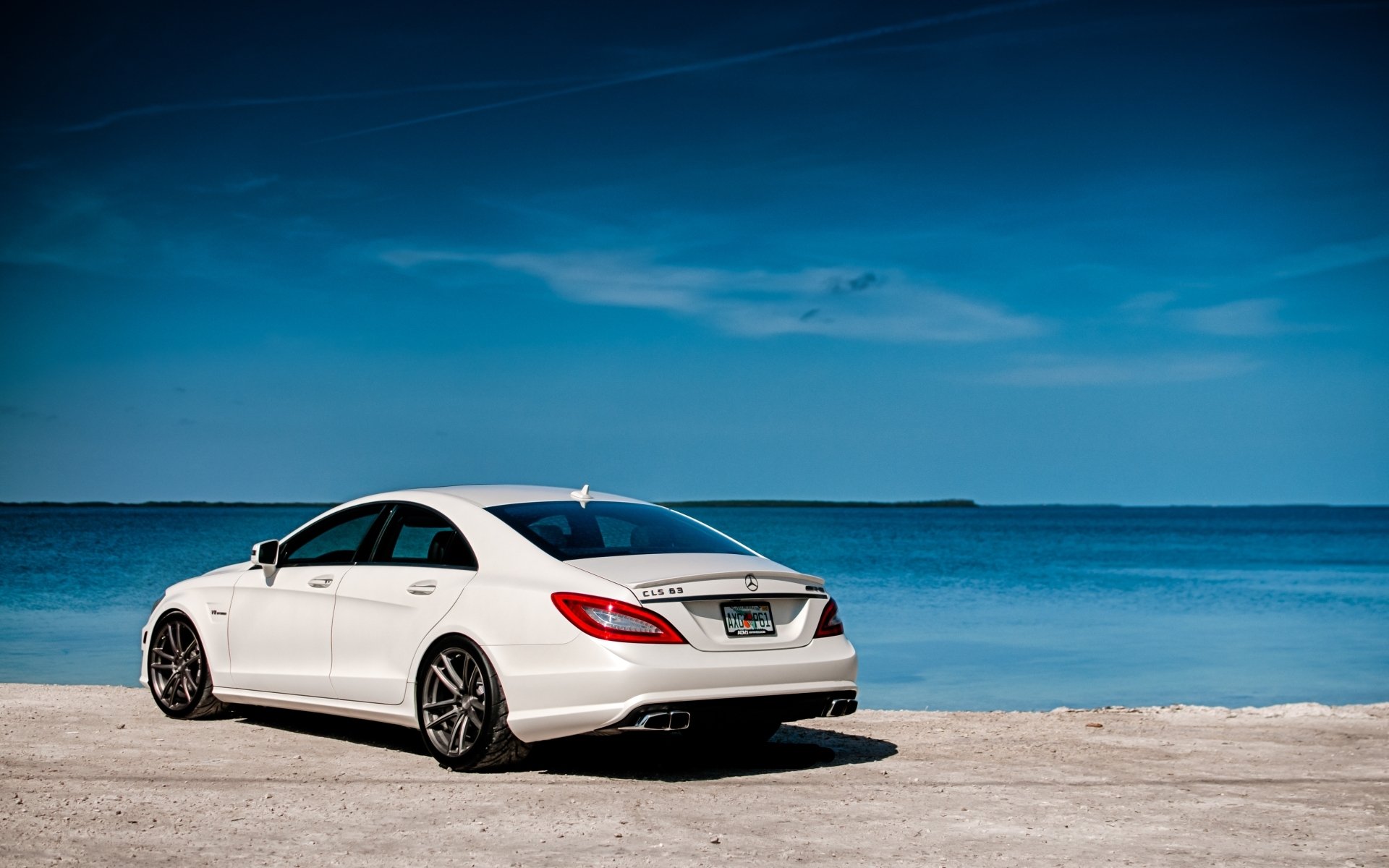 mercedes-benz cls63 amg мерседес цлс63 амг белый вид сзади берег вода небо