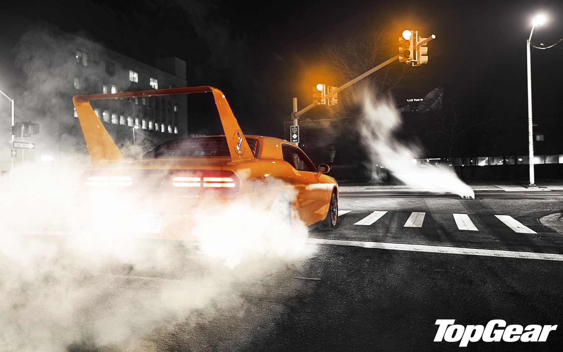 top gear top gear vitesse supérieure la meilleure émission de télévision hes superbird esquiver challenger vue arrière voiture de muscle muscle car orange tuning spoiler anti-aile fumée nuit rue feux de circulation