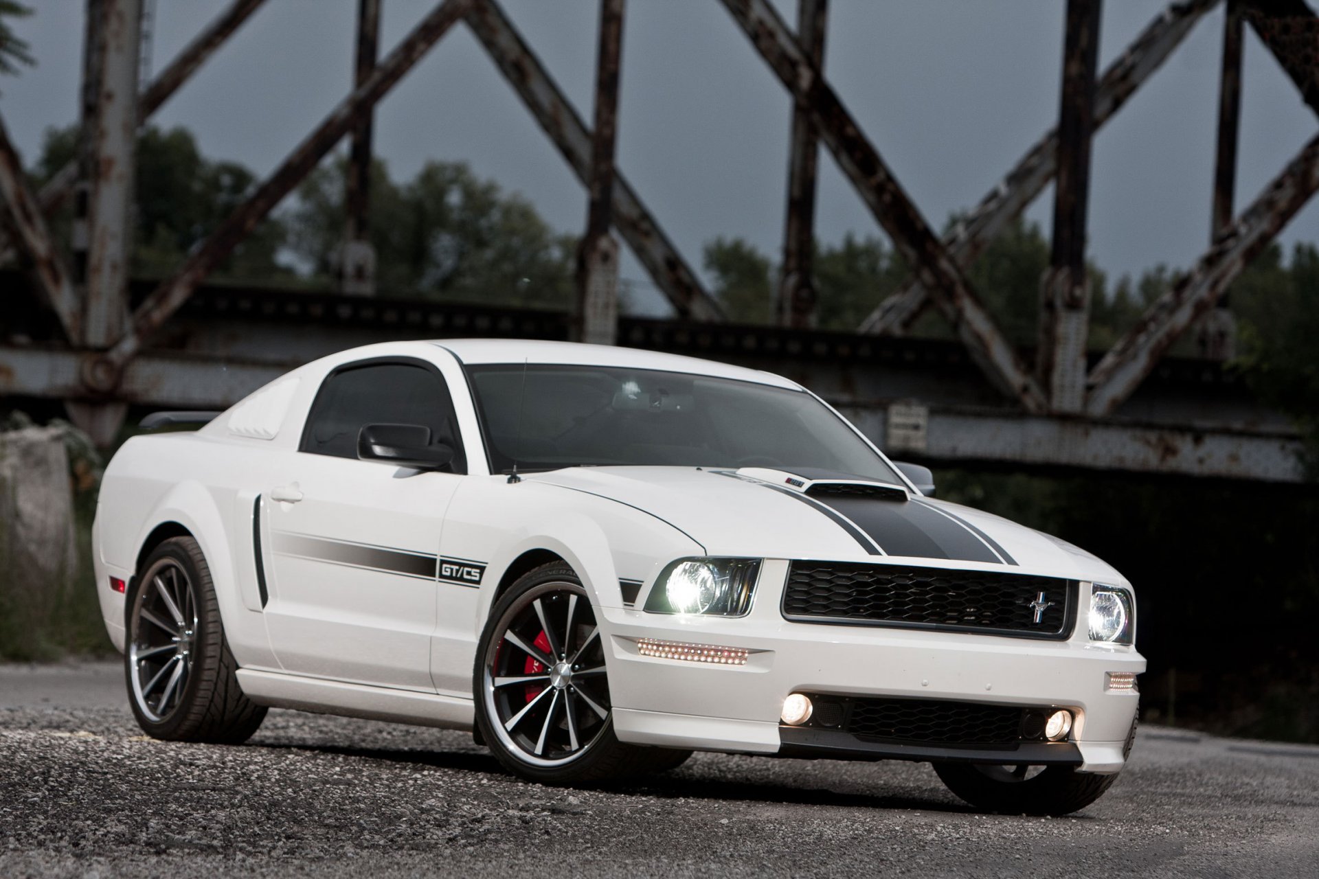 ford mustang gt / cs blanco muscle car puente