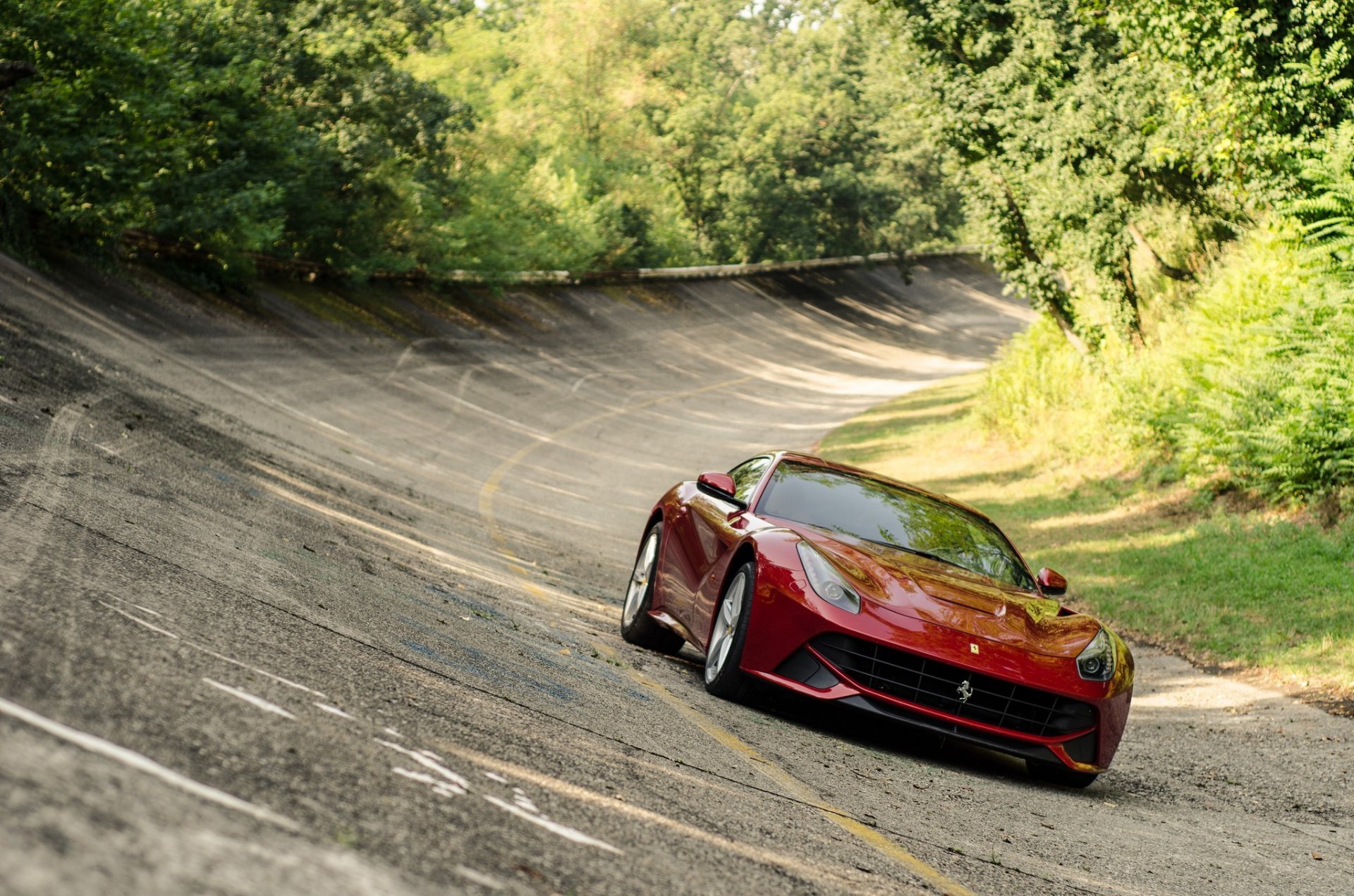 ferrari f12 berlinetta pista asfalto